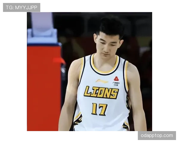 孙铭徽训练完直接拎两袋蛋白粉去接娃，这爹当的比他抢断还猛